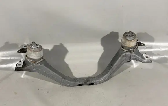 Porsche Cayenne (92A) Engine mounting bracket 7P0199207 7P6199131