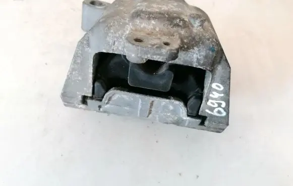 Volkswagen New Beetle Engine mount bracket 1j0199262
