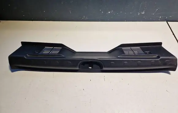 Trunk/boot sill cover protection