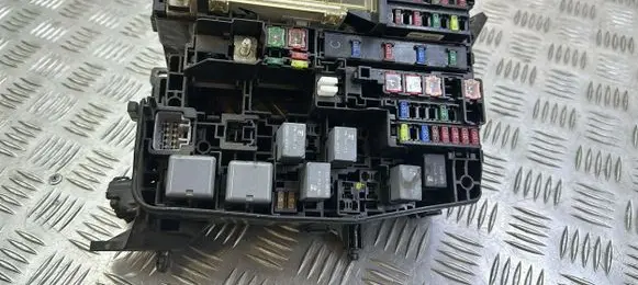 Toyota Avensis T270 Fuse module 8211505A31