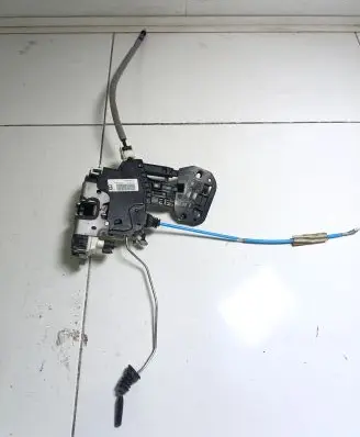 Mercedes-Benz GLA W156 Front door lock A1667200435