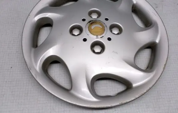 Nissan Maxima R15 wheel hub/cap/trim 40315BM403