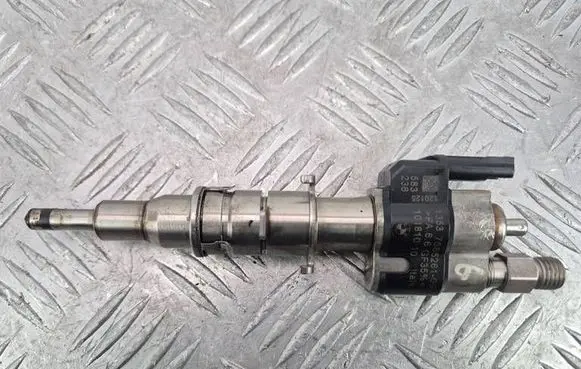 BMW 7 F01 F02 F03 F04 Fuel injector 7585261