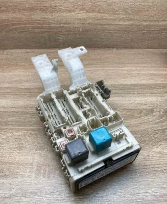 Toyota Yaris Fuse module 8273052321 6G211866