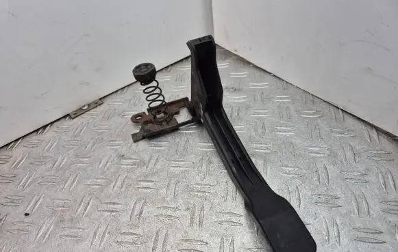 Engine bonnet (hood) release handle