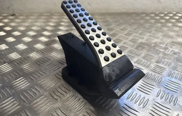 Accelerator throttle pedal