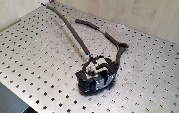 Nissan Qashqai+2 Rear door lock