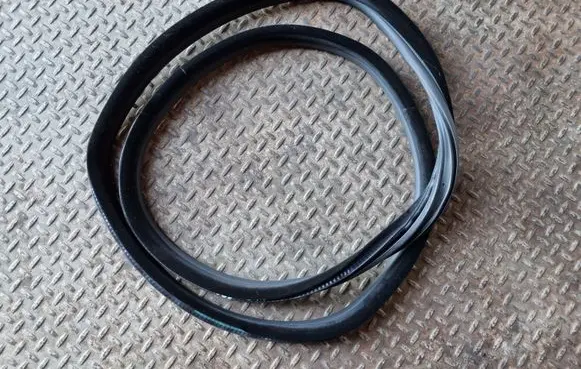 Rear door rubber seal (on body)