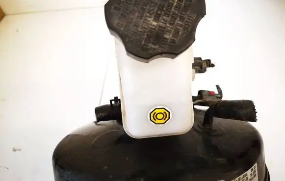 Hyundai i30 Brake fluid reservoir 
