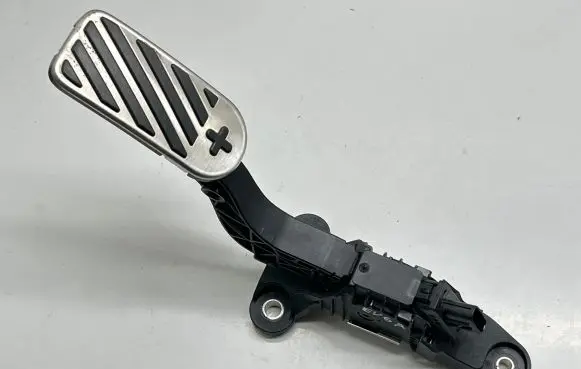 Accelerator throttle pedal