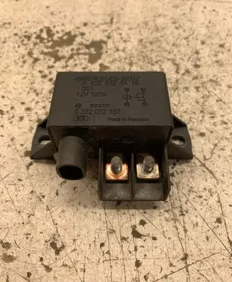 Mercedes-Benz CLS C219 Charging relay A0025426419 0332002167