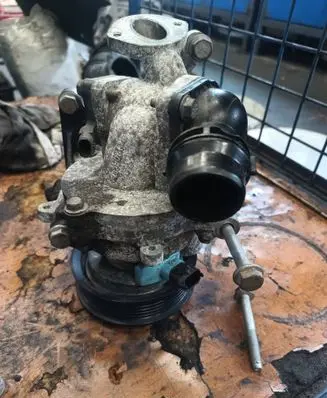 Opel Zafira C Water pump 55490715