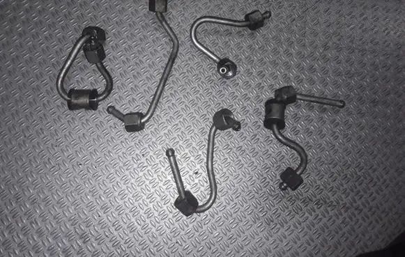 Fuel injector supply line/pipe