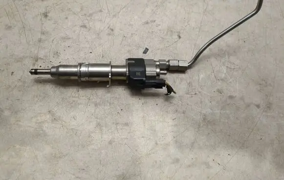 BMW 3 E90 E91 Fuel injector 7565137 10181010