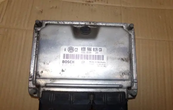 Volkswagen Golf IV Engine control unit/module 0281010663