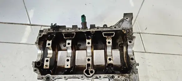 Peugeot RCZ Engine block V757899480