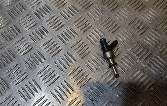 Audi A4 S4 B8 8K Fuel injector 06E036K