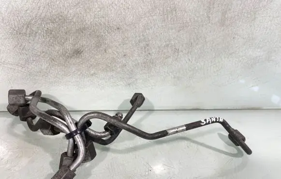 Hyundai Santa Fe Fuel injector supply line/pipe 