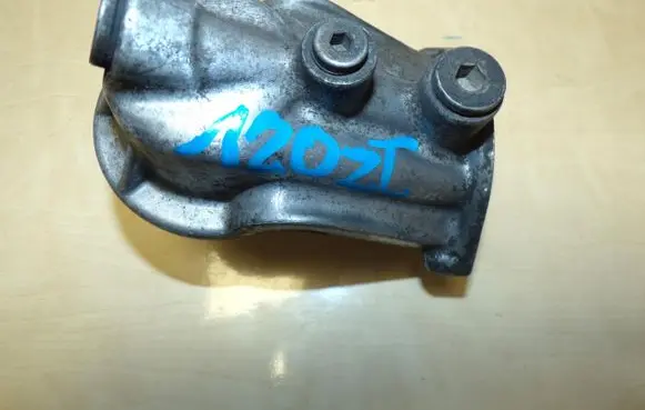 Volkswagen Multivan T4 Oil filter mounting bracket 074115417A