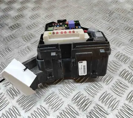 Toyota Yaris Fuse module 827410D070 821110UM40D