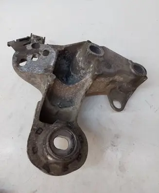 Volkswagen PASSAT B5.5 Engine mounting bracket 8E0199352