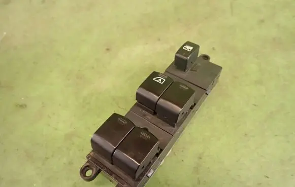 Nissan Navara Quarter vent window switch 