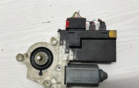 Peugeot 807 Front door window regulator motor 1488737080 991728203 A91728100
