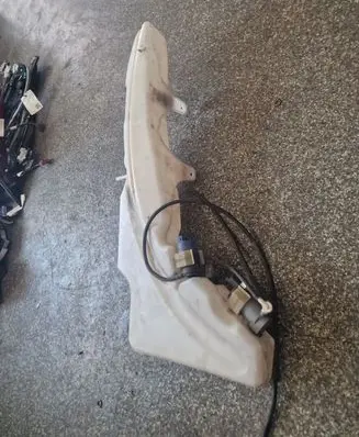KIA Carnival Windshield washer fluid reservoir/tank