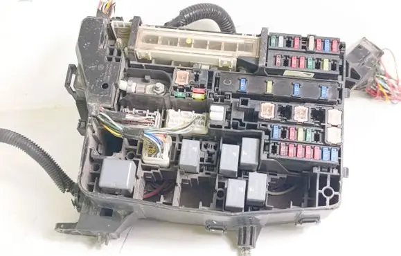 Toyota Avensis T270 Fuse box set 7379R0A2