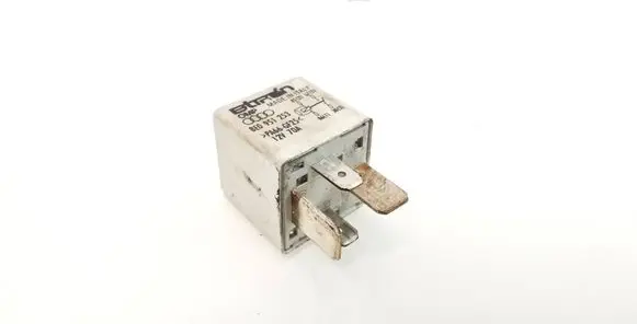 Audi A4 S4 B7 8E 8H Fuel pump relay 8E0951253