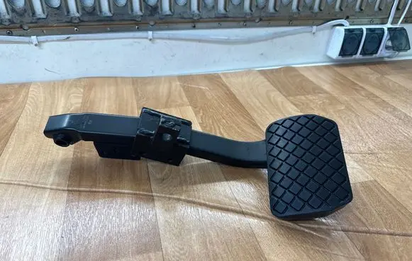 Volkswagen Multivan T5 Brake pedal 7H1723143