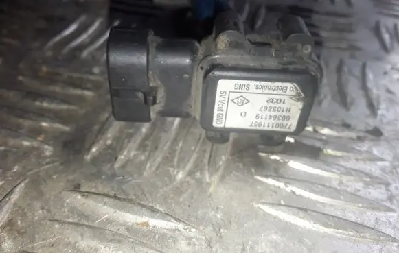 Renault Scenic I Air pressure sensor 7700111957