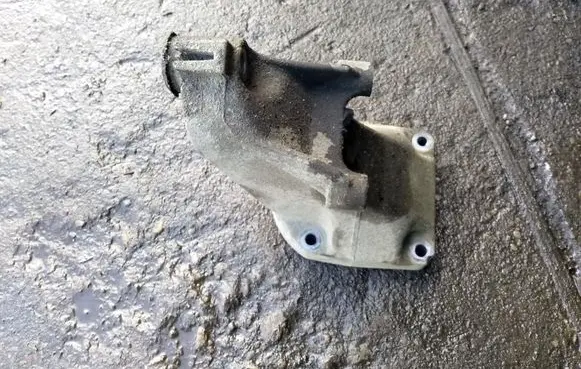 Mercedes-Benz E W211 Engine mounting bracket
