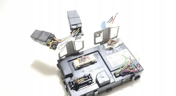 Nissan Juke I F15 Central body control module