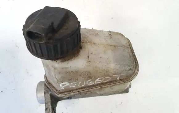Brake fluid reservoir