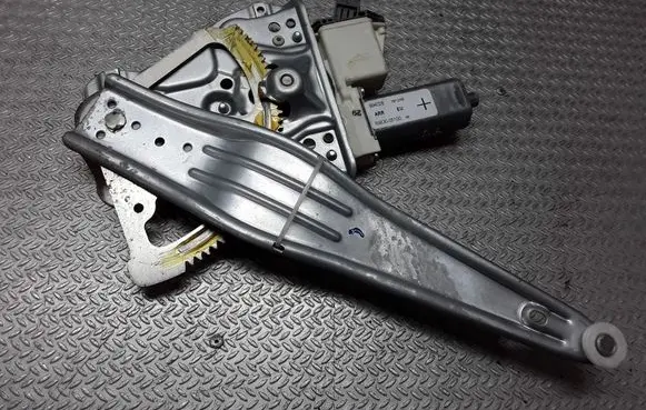 Toyota Avensis T250 Rear door window regulator with motor 6983005100