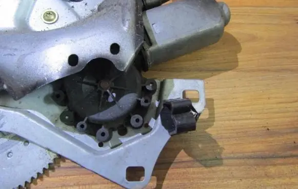 Renault Laguna I Front door window regulator motor 400370a