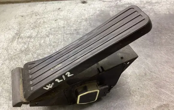 Mercedes-Benz E W212 Accelerator throttle pedal A2043000004
