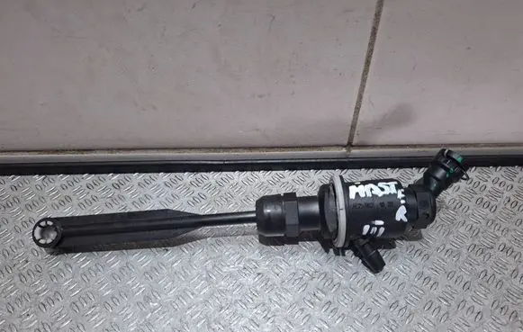 Renault Master III Clutch master cylinder 8200673232B