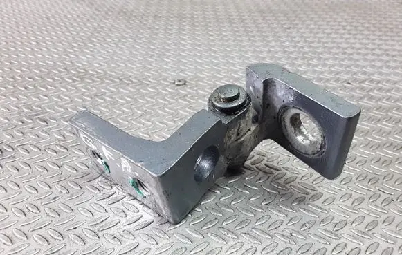 Skoda Octavia Mk2 (1Z) Rear door lower hinge 1Z0833411B