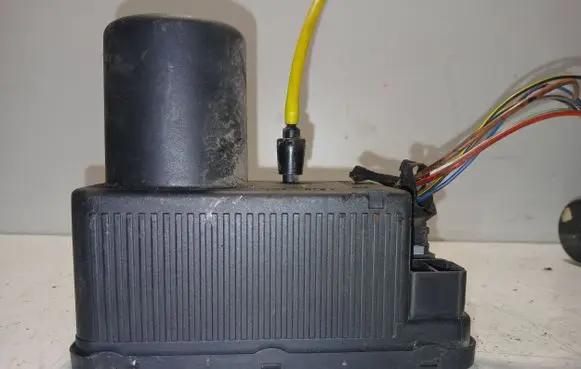 Mercedes-Benz C W202 Central locking vacuum pump 0132006349