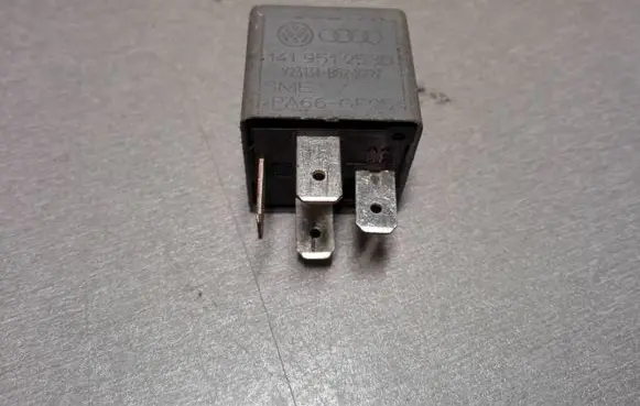 Volkswagen PASSAT B5 Other relay 141951253B