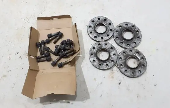 Volkswagen Touareg II Nuts/bolts 1305716-18
