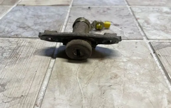 Toyota Corolla Verso E121 Tailgate exterior lock 7040