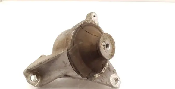 Honda CR-V Engine mount bracket