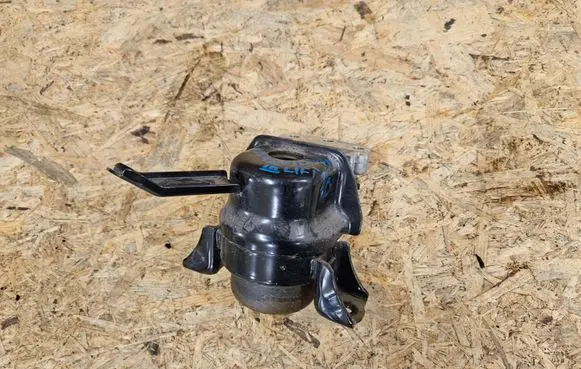 Engine mount vacuum valve