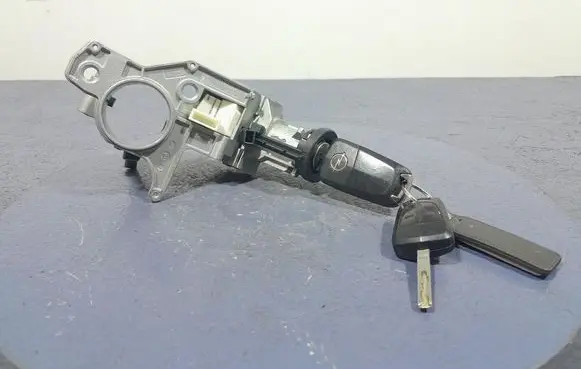Opel Zafira B Ignition lock 2421430