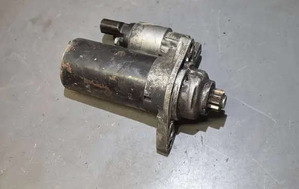 Volkswagen Golf V Starter motor 1005831311