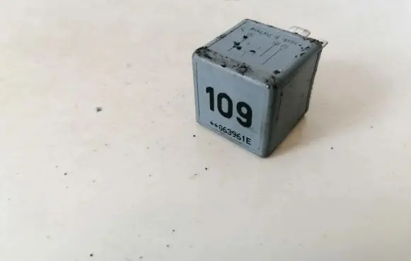 Volkswagen Polo IV 9N3 Other relay 1j0906381a v23134-b63-x396