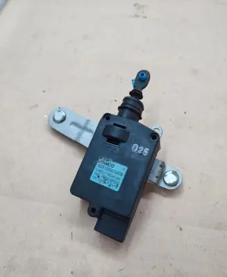 Hyundai Santa Fe Tailgate boot lock/latch motor 957502B000